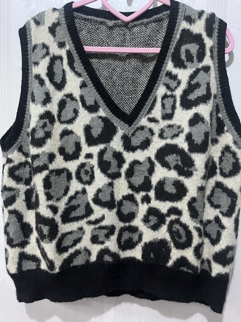 Knitted leopard print vest (Category: Others Tops) located in San Juan City. Submitted by raidjesscloset (Listing ID 1466823254, Image 2). Description: So nice in actual and super soft and stretchy. Can fit L-3XL.