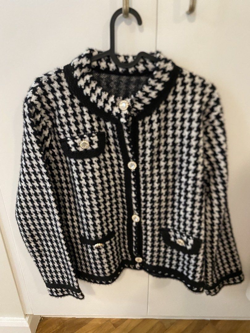 Korean Blazer (Category: Coats, Jackets and Outerwear) located in Paranaque City. Submitted by jujudeclutterss (Listing ID 1466843173, Image 1). Description: Korean Blazer.