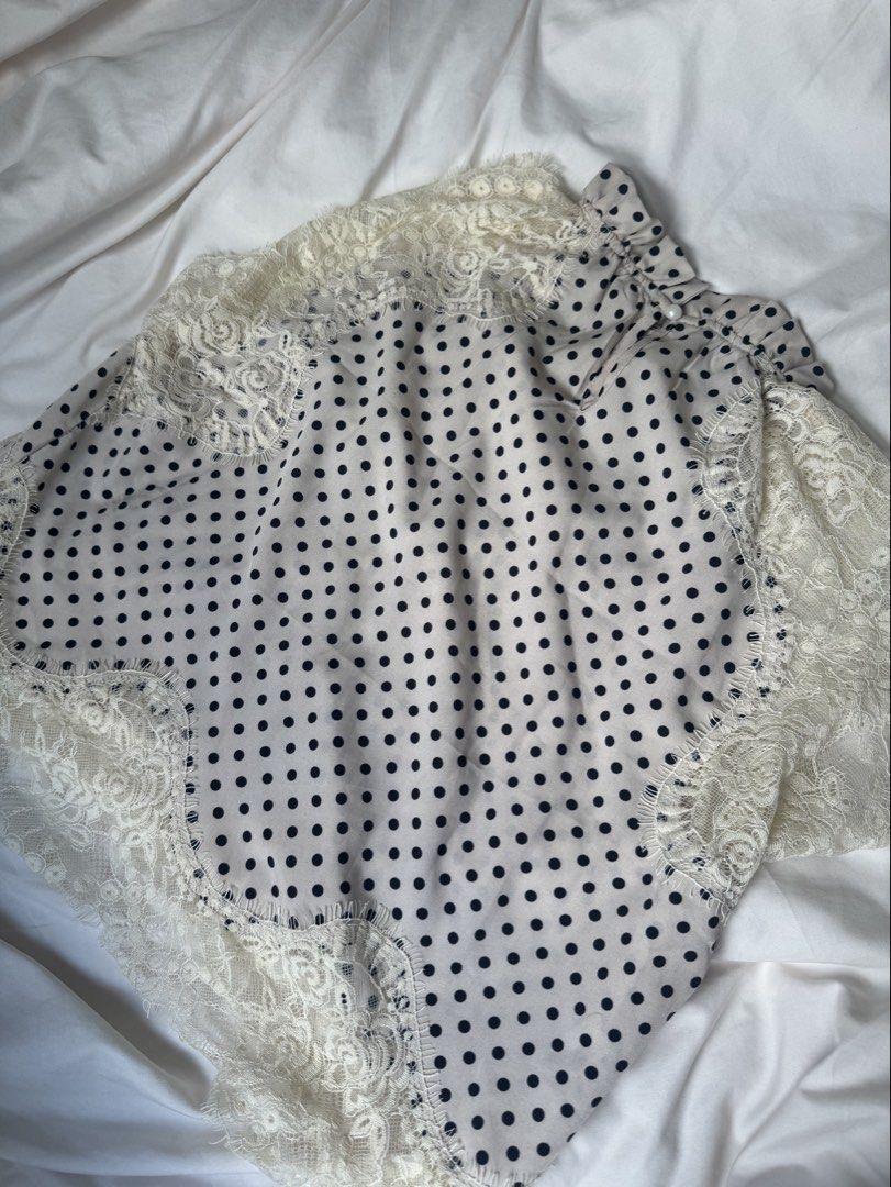Lace polka dot semi-halter top (Category: Blouses) located in Davao. Submitted by charmisokay (Listing ID 1466808834, Image 2). Description: Bought on shein for 350, but no longer available on site/unlisted forever Looks big but looks great on small frames More beige, not brown in real life (look at shein photos) location: Metro Manila, Taft Avenue mop: G-cash or BDO mod: J&T or Lalamove.