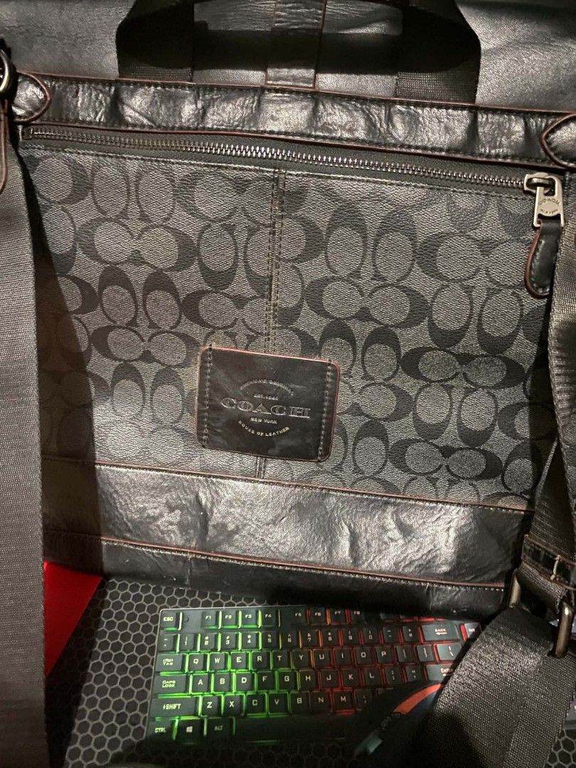 Laptop bag (Category: Cross-body Bags) located in Manila. Submitted by glaiza02 (Listing ID 1466802335, Image 2). Description: .