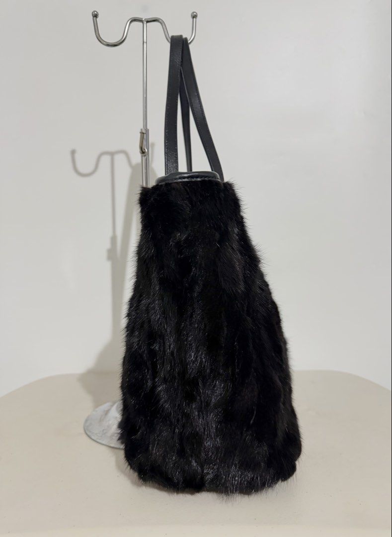 Large Furry Bag (Category: Luxury Bags & Wallets) located in Manila. Submitted by coachiqueclosetbysuei_3rdaccnt (Listing ID 1466945788, Image 3). Description: 💫 Large Furry Bag 💫 𝐒𝐨𝐮𝐫𝐜𝐞: Japan🇯🇵 💫 𝐈𝐬𝐬𝐮𝐞: None 💫 𝐂𝐨𝐧𝐝𝐢𝐭𝐢𝐨𝐧: 10/10 Excellent Condition 💫 𝐎𝐭𝐡𝐞𝐫𝐬: The Fur is very Soft, Magnet Lock, Almost Brand New 💫 The color may vary due to lighting 💫 What you see is what you get ——————𝓜𝓾𝓼𝓽 𝓡𝓮𝓪𝓭!——————— 📍 �
