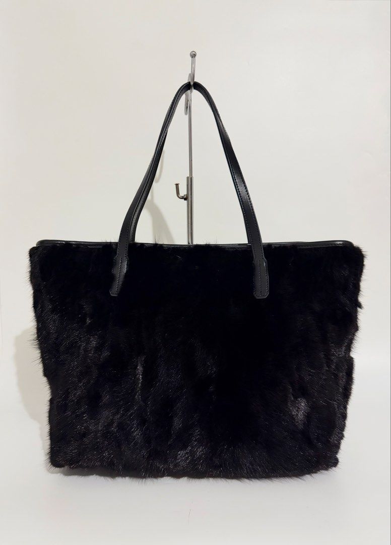 Large Furry Bag (Category: Luxury Bags & Wallets) located in Manila. Submitted by coachiqueclosetbysuei_3rdaccnt (Listing ID 1466945788, Image 1). Description: 💫 Large Furry Bag 💫 𝐒𝐨𝐮𝐫𝐜𝐞: Japan🇯🇵 💫 𝐈𝐬𝐬𝐮𝐞: None 💫 𝐂𝐨𝐧𝐝𝐢𝐭𝐢𝐨𝐧: 10/10 Excellent Condition 💫 𝐎𝐭𝐡𝐞𝐫𝐬: The Fur is very Soft, Magnet Lock, Almost Brand New 💫 The color may vary due to lighting 💫 What you see is what you get ——————𝓜𝓾𝓼𝓽 𝓡𝓮𝓪𝓭!——————— 📍 �