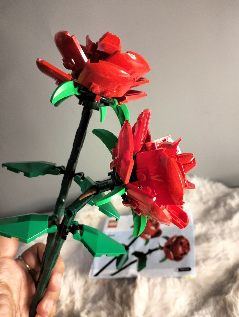 LEGO Original Botanical Iconic Roses (Category: Lego & Building Sets) located in Manila. Submitted by alayassulittipidfinds (Listing ID 1466924782, Image 2). Description: Complete set this is brandnew wala lang box. inopen lang and binuo..