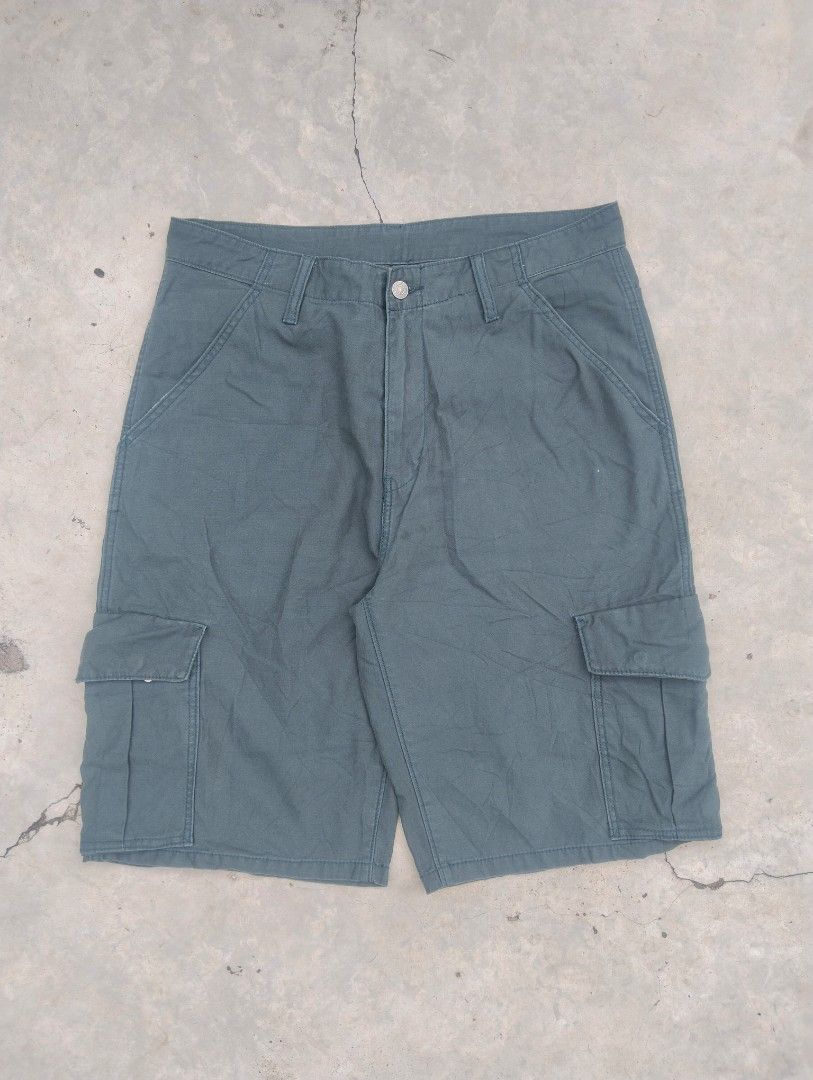 Levi's cargo (Category: Shorts) located in Mandaue City. Submitted by thrifted.coo (Listing ID 1466817118, Image 1). Description: L-24 W-34 H-11.5.