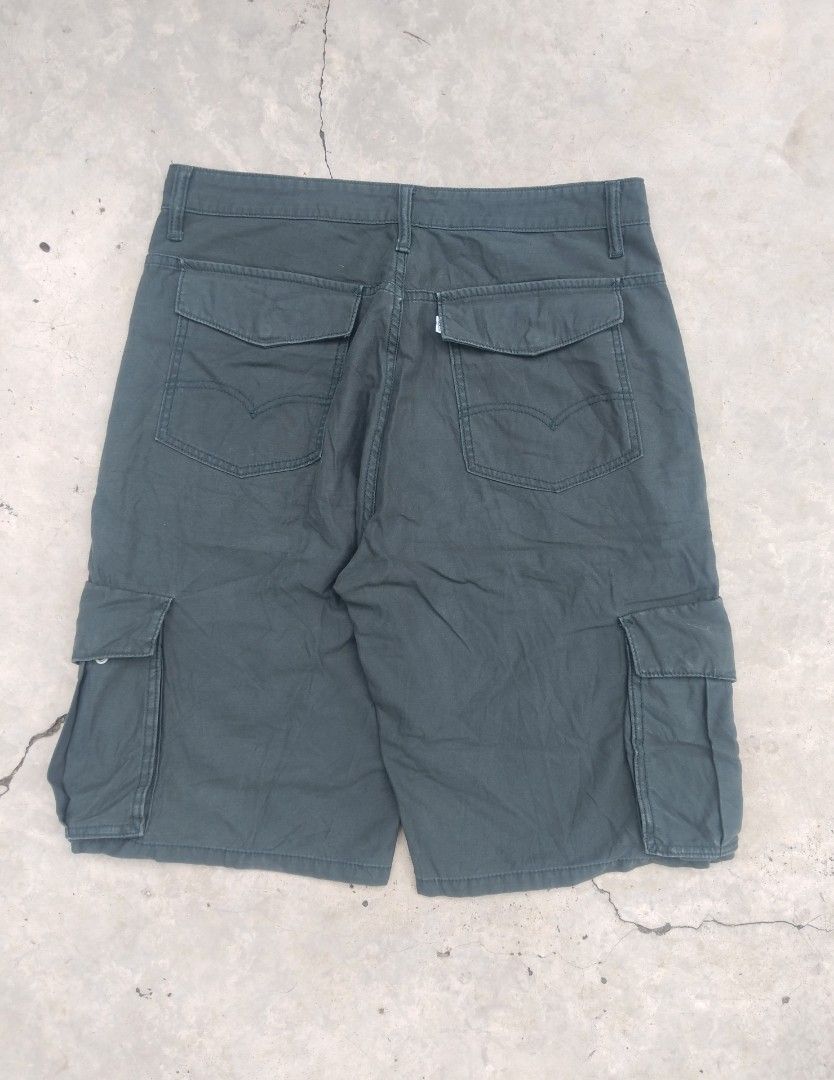 Levi's cargo (Category: Shorts) located in Mandaue City. Submitted by thrifted.coo (Listing ID 1466817118, Image 2). Description: L-24 W-34 H-11.5.