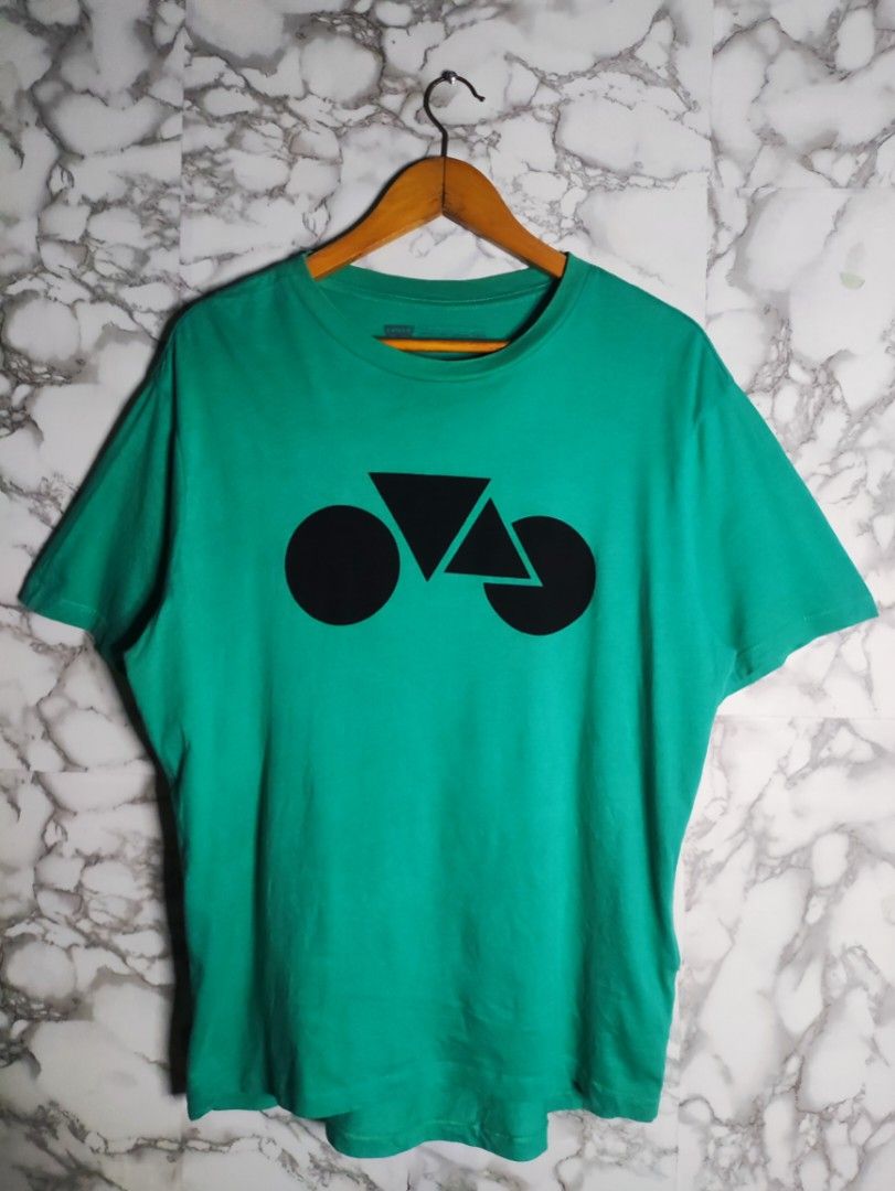 Levi's 'Commuters Series' Tee (Category: Tshirts & Polo Shirts ) located in Taguig. Submitted by althriftdailyloots94 (Listing ID 1466958388, Image 1). Description: - Brand: Levi's - Color: Green with black geometric bicycle graphic - Size: Large american size - Material: 100% Cotton - Origin: Made in Sri Lanka - Condition: Excellent, inside neck print and care tags fully intact - Style: Classic crew neck.