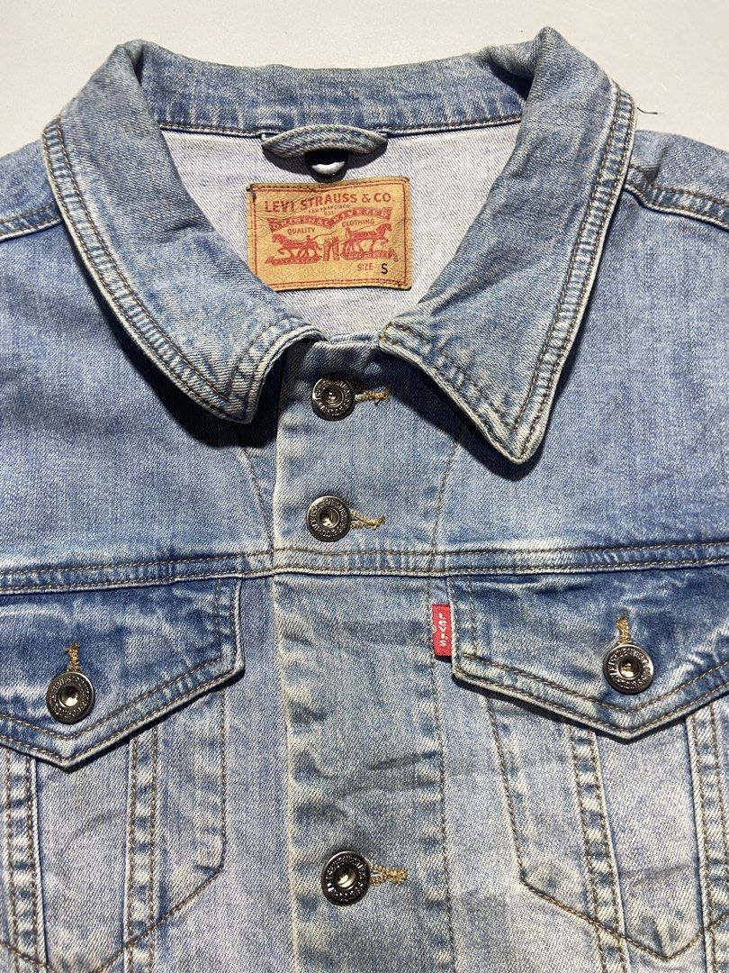 Levi's Light Wash Denim Jacket Size S (Category: Coats, Jackets and Outerwear) located in Taguig. Submitted by lva.ph (Listing ID 1466860321, Image 3). Description: DENIM LEVIS SIZE: SMALL W-19 L-27 NO ISSUE GOOD CONDITION Brand: Levi's - Style: Classic denim jacket - Color: Light wash blue - Size: S - Details: Button-up front, twin flap chest pockets, button cuffs, traditional collar, and structured back paneling - Hardware: Branded metal hardwa