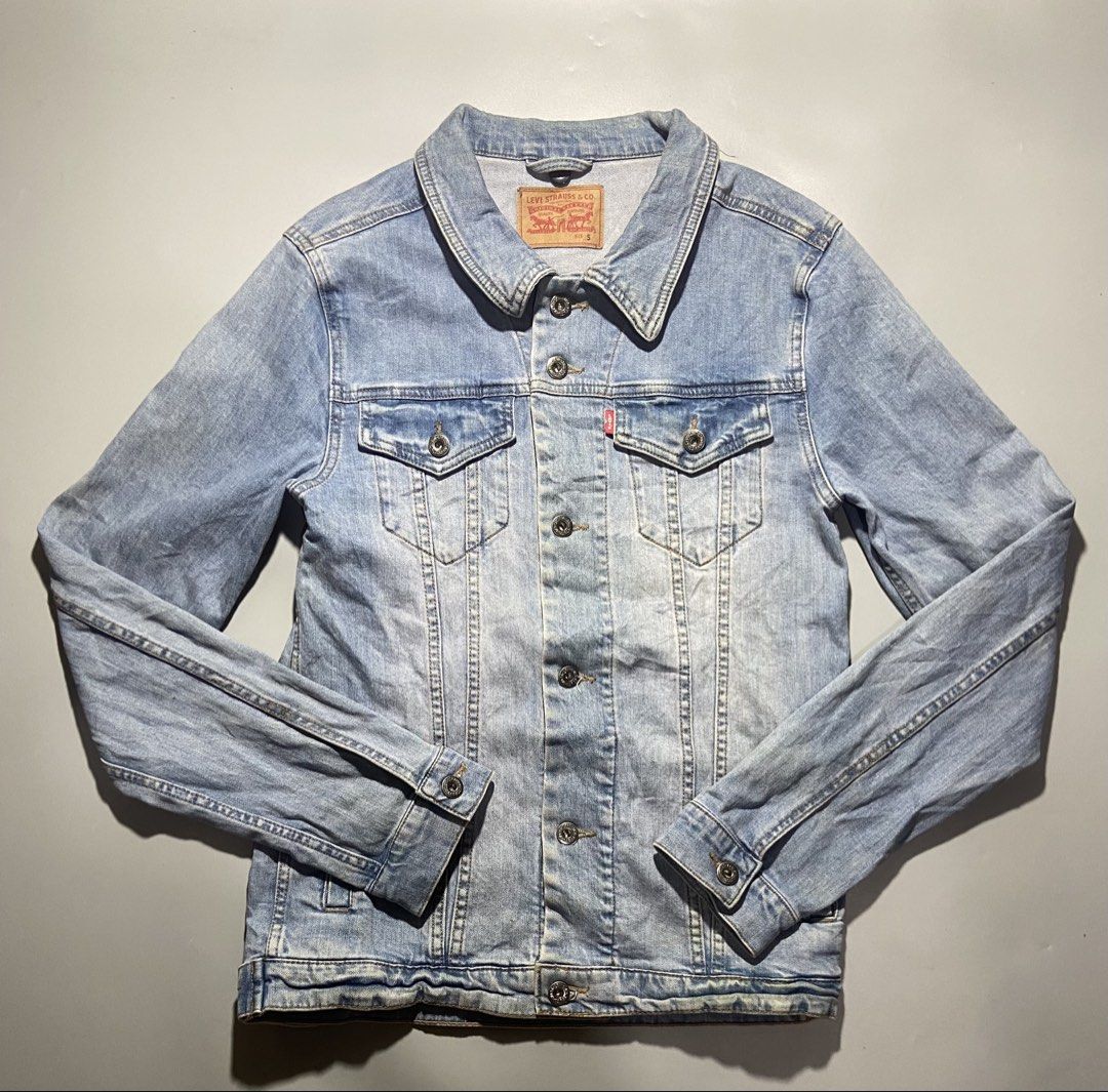 Levi's Light Wash Denim Jacket Size S (Category: Coats, Jackets and Outerwear) located in Taguig. Submitted by lva.ph (Listing ID 1466860321, Image 1). Description: DENIM LEVIS SIZE: SMALL W-19 L-27 NO ISSUE GOOD CONDITION Brand: Levi's - Style: Classic denim jacket - Color: Light wash blue - Size: S - Details: Button-up front, twin flap chest pockets, button cuffs, traditional collar, and structured back paneling - Hardware: Branded metal hardwa