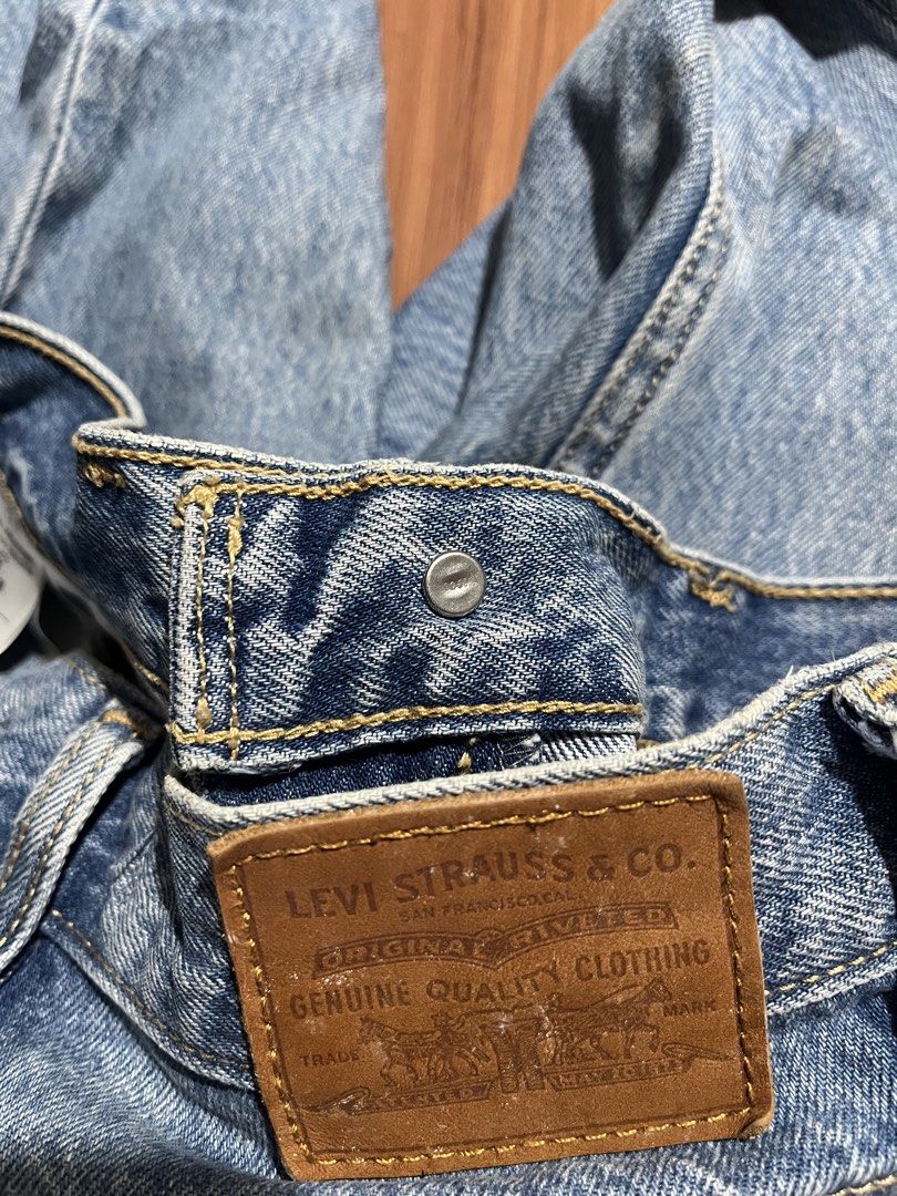 Levis Mom Jeans (Category: Jeans) located in Valenzuela. Submitted by 94thrift (Listing ID 1466881013, Image 3). Description: Levis Mom Jeans •Width: 28 •Length: 38.5 •Hem: 5.5 ₱680 + Shipping fee MOP: Gcash Courier: J&T, LBC and Lalamove or Meet up 📍Loc: Valenzuela City.