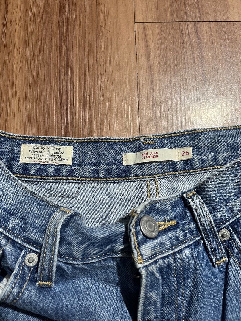 Levis Mom Jeans (Category: Jeans) located in Valenzuela. Submitted by 94thrift (Listing ID 1466881013, Image 2). Description: Levis Mom Jeans •Width: 28 •Length: 38.5 •Hem: 5.5 ₱680 + Shipping fee MOP: Gcash Courier: J&T, LBC and Lalamove or Meet up 📍Loc: Valenzuela City.