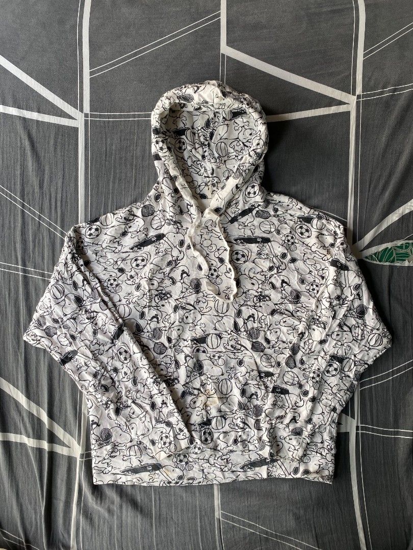 Levis x peanuts hoodie (Category: Coats, Jackets and Outerwear) located in Manila. Submitted by raymondrob54698 (Listing ID 1466822004, Image 1). Description: Size small on tag best fit large 22x25.