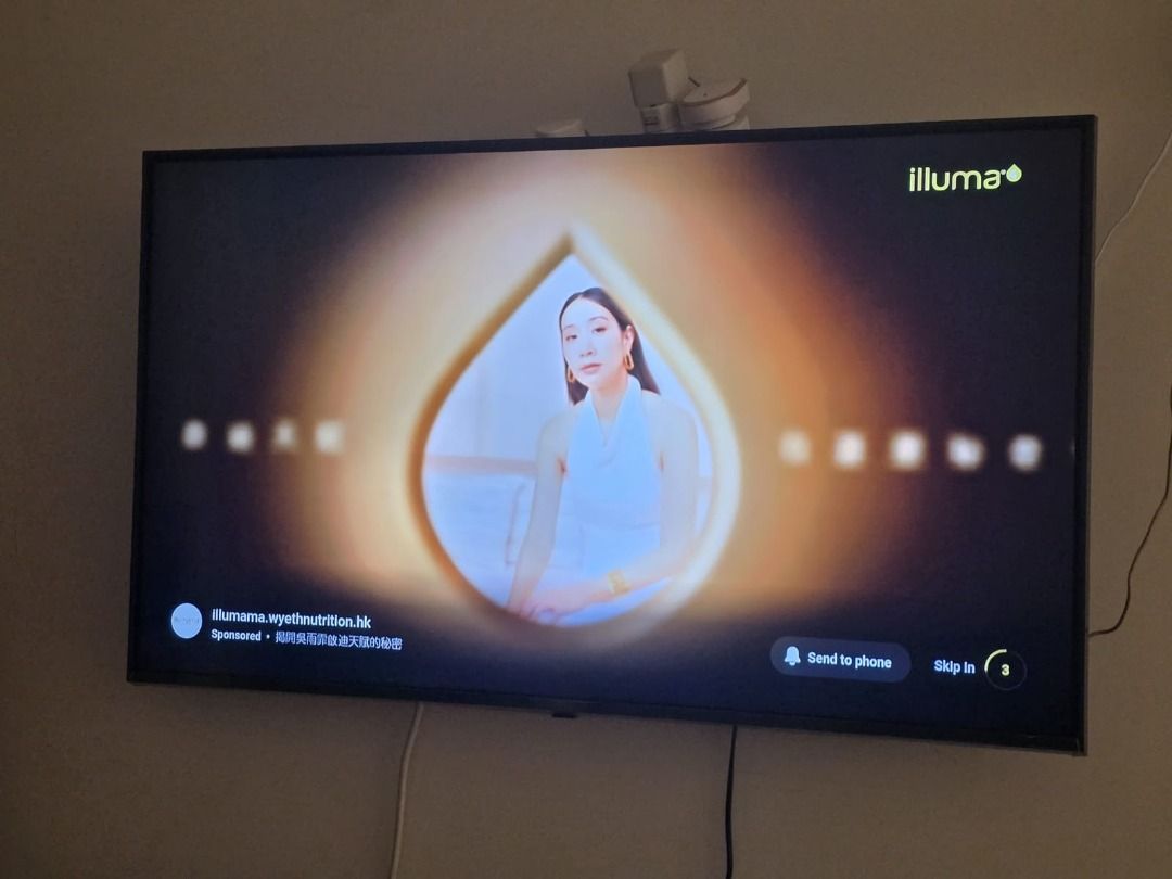 LG Smart TV （分類：電視）位於 Hong Kong。 由 amitdias0928157 提交（商品編號 1466953436，圖片 1）。簡介： LG flat screen television mounted on a wall. Clear display showing startup logo and video playback. Standard thin black bezel design with visible plug adapters sitting on top frame. Wall mount setup with power cords hanging below. Tested and working normally.。