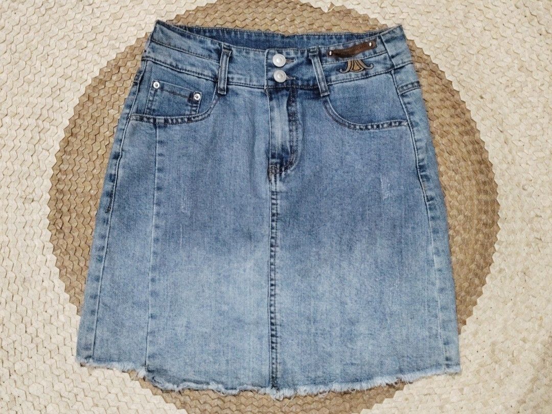 Light wash denim skirt with raw hem size medium (Category: Skirts) located in San Juan City. Submitted by rhennx (Listing ID 1466830948, Image 1). Description: 📌Size: 27 📌 Length: 17.5 📌With inner 📌Need wash ‼️Please note that the actual color may slightly vary due to lighting and screen settings. Deliver via lalamove or J&T (SF shoulder by the buyer) PAYMENT FIRST: Cash/Gcash/Bank Transfer .