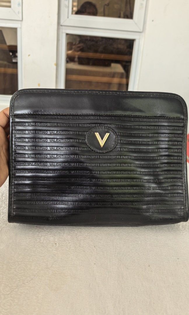Like New Mario Valentino clutch (Category: Clutches) located in Tuguegarao City. Submitted by zenphoenix-7ad615 (Listing ID 1466797870, Image 1). Description: Mario Valentino clutch 11 by 8.5 inches.