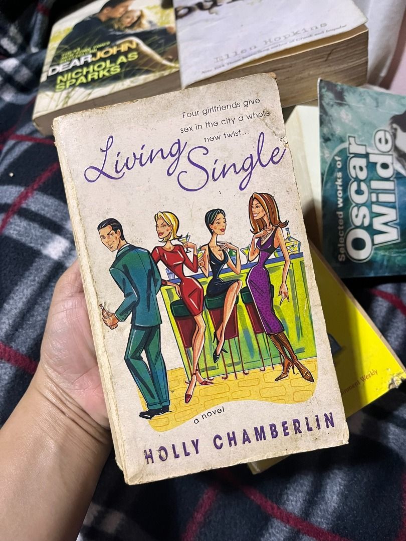 LIVING SINGLE BY HOLLY CHAMBERLIN (Category: Storybooks) located in Paranaque City. Submitted by ms.cyrene (Listing ID 1466879688, Image 1). Description: .