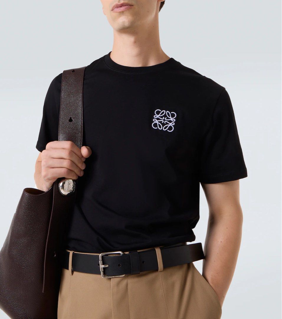 LOEWE ANAGRAM EMBROIDERED SHORT SLEEVE TSHIRT (Category: Tshirts & Polo Shirts ) located in Baras. Submitted by jnc__apparel (Listing ID 1466920558, Image 1). Description: 🏷️ LOEWE ANAGRAM EMBROIDERED SHORT SLEEVE TSHIRT 📌 Dimes: 24.5L x 20W 📌 Size: Medium on tag ~ can fits up to Large for womens 📌 Condition: Excellent 📌 Color rate: 9.5/10 📌 Issue: None ✅ Washed and ready to wear.