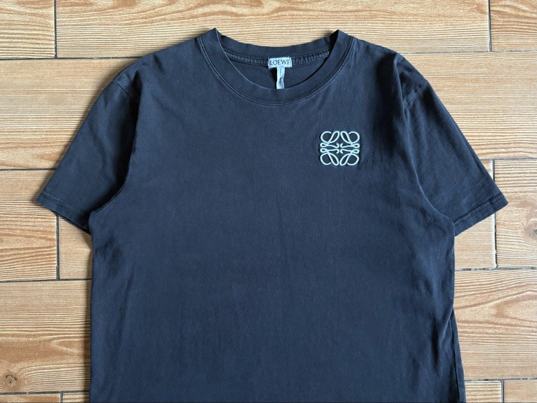 LOEWE ANAGRAM EMBROIDERED SHORT SLEEVE TSHIRT (Category: Tshirts & Polo Shirts ) located in Baras. Submitted by jnc__apparel (Listing ID 1466920558, Image 3). Description: 🏷️ LOEWE ANAGRAM EMBROIDERED SHORT SLEEVE TSHIRT 📌 Dimes: 24.5L x 20W 📌 Size: Medium on tag ~ can fits up to Large for womens 📌 Condition: Excellent 📌 Color rate: 9.5/10 📌 Issue: None ✅ Washed and ready to wear.