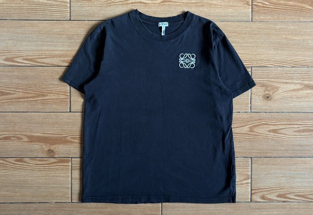 LOEWE ANAGRAM EMBROIDERED SHORT SLEEVE TSHIRT (Category: Tshirts & Polo Shirts ) located in Baras. Submitted by jnc__apparel (Listing ID 1466920558, Image 2). Description: 🏷️ LOEWE ANAGRAM EMBROIDERED SHORT SLEEVE TSHIRT 📌 Dimes: 24.5L x 20W 📌 Size: Medium on tag ~ can fits up to Large for womens 📌 Condition: Excellent 📌 Color rate: 9.5/10 📌 Issue: None ✅ Washed and ready to wear.