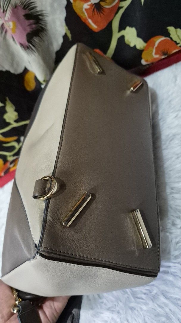 Loewe Puzzle Bag Multi-color Leather Handbag (Category: Luxury Bags & Wallets) located in Manila. Submitted by ertya (Listing ID 1466874723, Image 3). Description: no rubs handle sign of use self authentication.