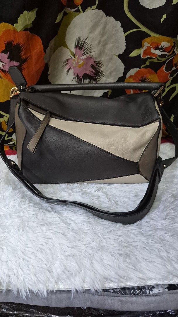 Loewe Puzzle Bag Multi-color Leather Handbag (Category: Luxury Bags & Wallets) located in Manila. Submitted by ertya (Listing ID 1466874723, Image 1). Description: no rubs handle sign of use self authentication.