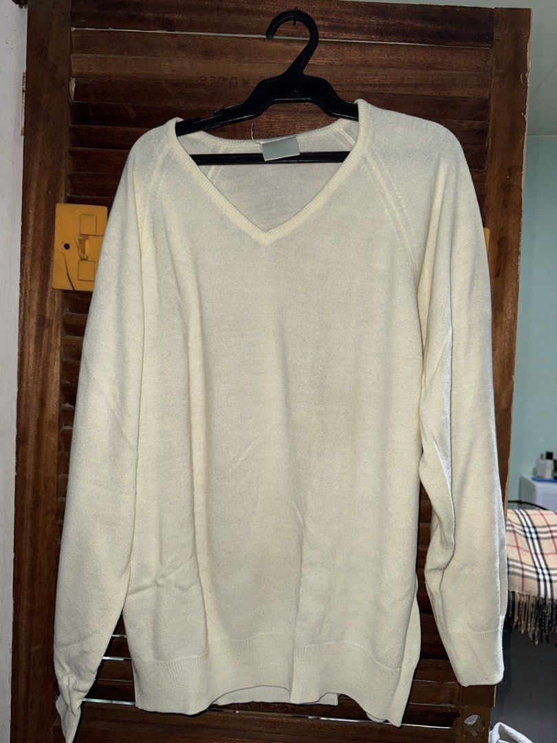 LONG SLEEVES (Category: Coats, Jackets and Outerwear) located in San Pedro. Submitted by vennizventura (Listing ID 1466968605, Image 1). Description: Yellow long sleeves.