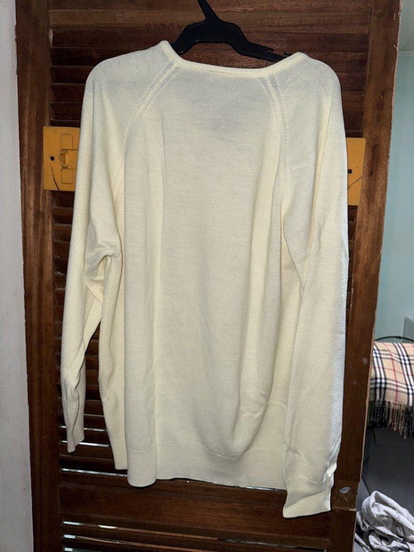 LONG SLEEVES (Category: Coats, Jackets and Outerwear) located in San Pedro. Submitted by vennizventura (Listing ID 1466968605, Image 2). Description: Yellow long sleeves.