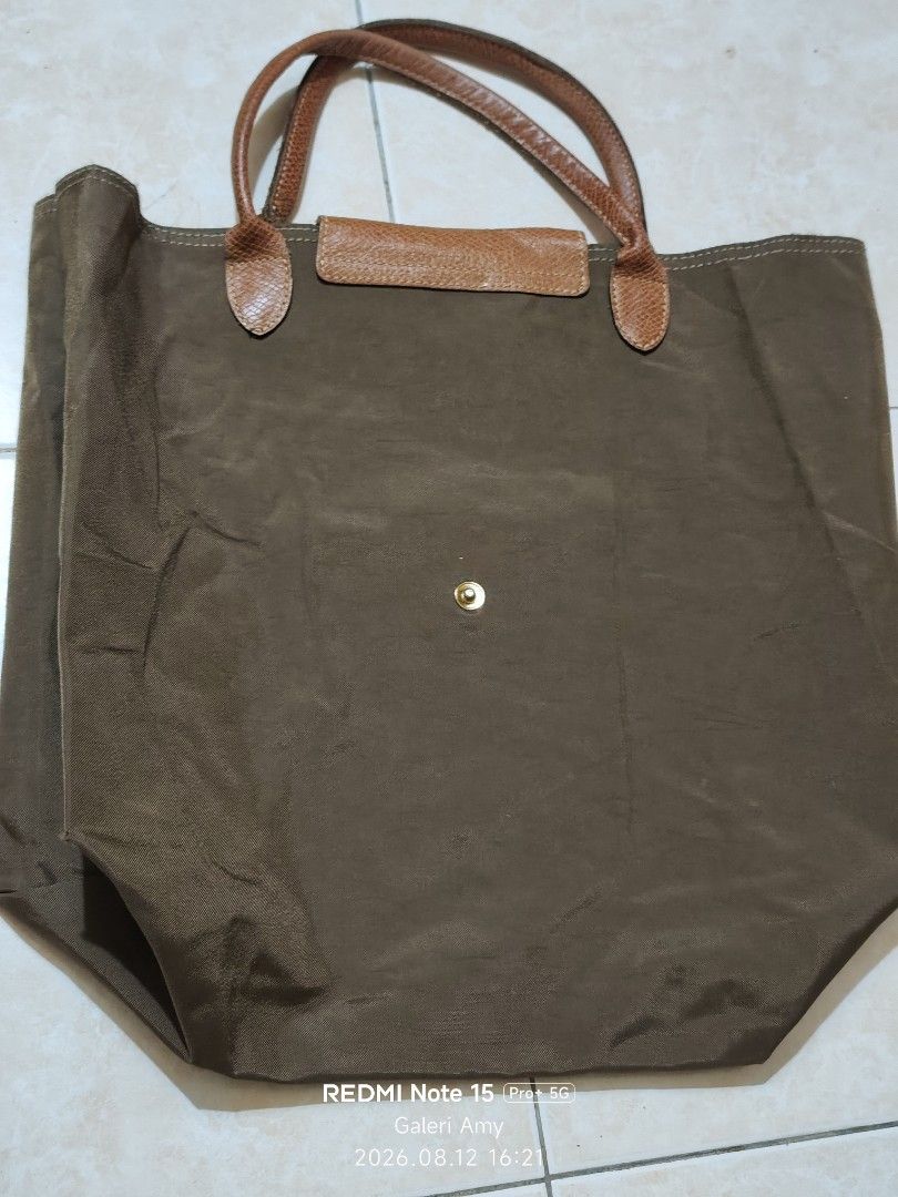 LONGCHAM (Category: Tote Bags) located in Shah Alam. Submitted by nurul.salmira906 (Listing ID 1466836573, Image 3). Description: Bag terpakai Authentic Sz 30*30cm.