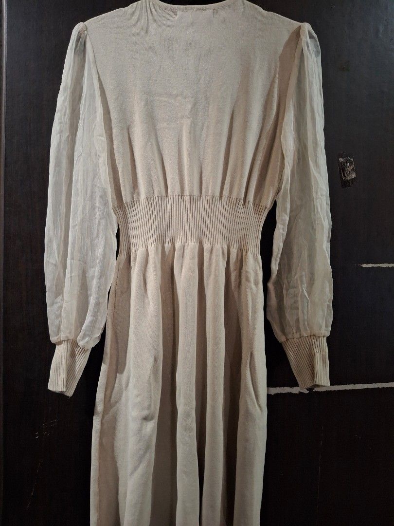 Long-sleeved Midi Dress (Category: Dresses) located in Caloocan City. Submitted by mei56313 (Listing ID 1466805048, Image 2). Description: - midi length dress with ribbed knit body - square neckline, sheer pleated tulle top layer, cinched smocked waist, and bishop sleeves - fits M to L.