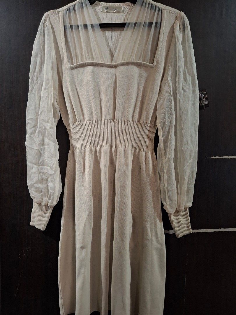 Long-sleeved Midi Dress (Category: Dresses) located in Caloocan City. Submitted by mei56313 (Listing ID 1466805048, Image 1). Description: - midi length dress with ribbed knit body - square neckline, sheer pleated tulle top layer, cinched smocked waist, and bishop sleeves - fits M to L.