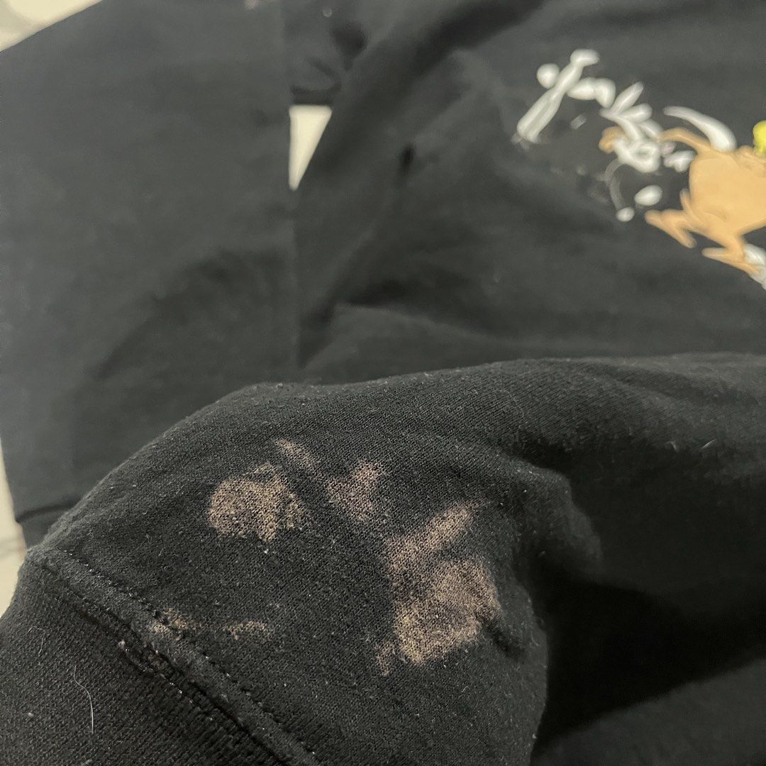 Looney Tunes (Category: Hoodies) located in Bacoor. Submitted by manonghits_2000 (Listing ID 1466898764, Image 3). Description: Looney Tunes 19.5x26.5 Bleach Stain Claim 200.