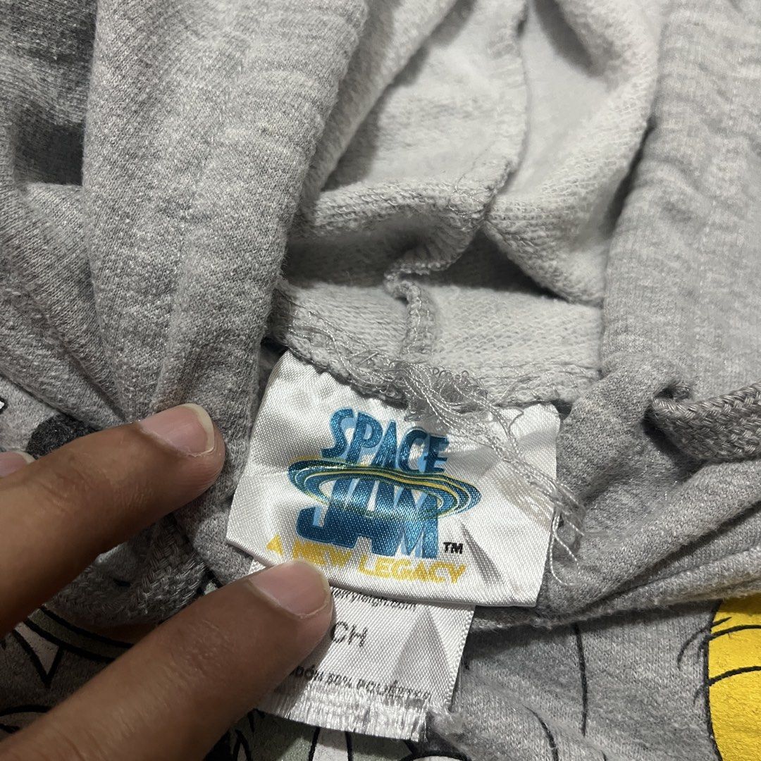 Looney Tunes Space Jam (Category: Hoodies) located in Bacoor. Submitted by manonghits_2000 (Listing ID 1466898170, Image 2). Description: Space Jam New Legacy 20.5x23.5 No Issue Excellent Claim 200 .