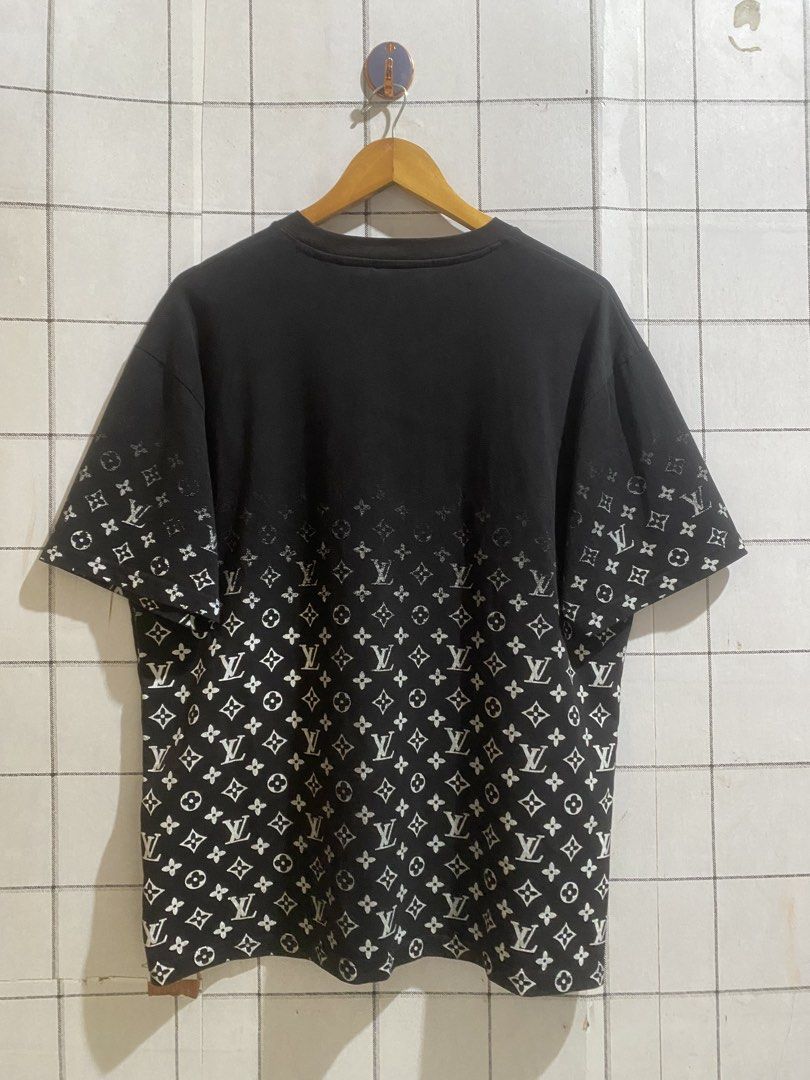 Louis Vuitton (Category: Activewear) located in Gumaca. Submitted by dnlflvr.fits (Listing ID 1466777137, Image 2). Description: BAKA PO MERON MAY GUSTO LV GRADIENT SHIRT EXCELENT PA NAMAN ISSUE:NECKLINE DIPO GASINO BLACK PERO OVER ALL EXCELENT NAPO ITO 22x28 .
