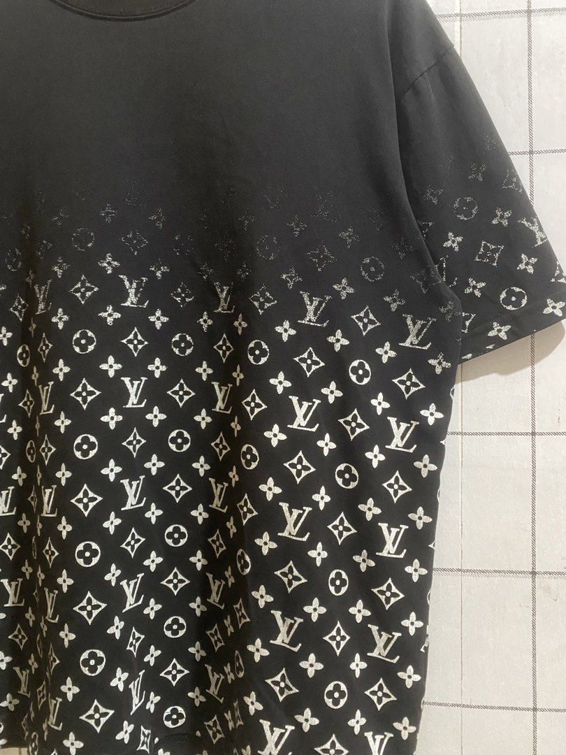 Louis Vuitton (Category: Activewear) located in Gumaca. Submitted by dnlflvr.fits (Listing ID 1466777137, Image 3). Description: BAKA PO MERON MAY GUSTO LV GRADIENT SHIRT EXCELENT PA NAMAN ISSUE:NECKLINE DIPO GASINO BLACK PERO OVER ALL EXCELENT NAPO ITO 22x28 .