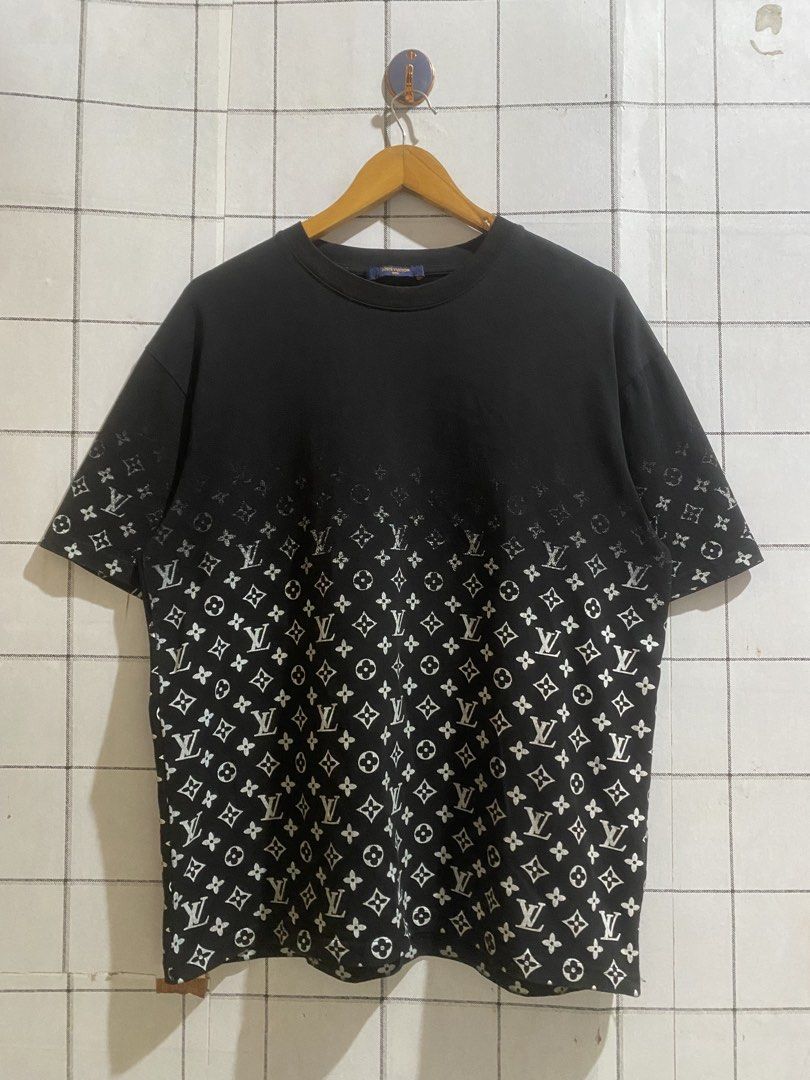 Louis Vuitton (Category: Activewear) located in Gumaca. Submitted by dnlflvr.fits (Listing ID 1466777137, Image 1). Description: BAKA PO MERON MAY GUSTO LV GRADIENT SHIRT EXCELENT PA NAMAN ISSUE:NECKLINE DIPO GASINO BLACK PERO OVER ALL EXCELENT NAPO ITO 22x28 .