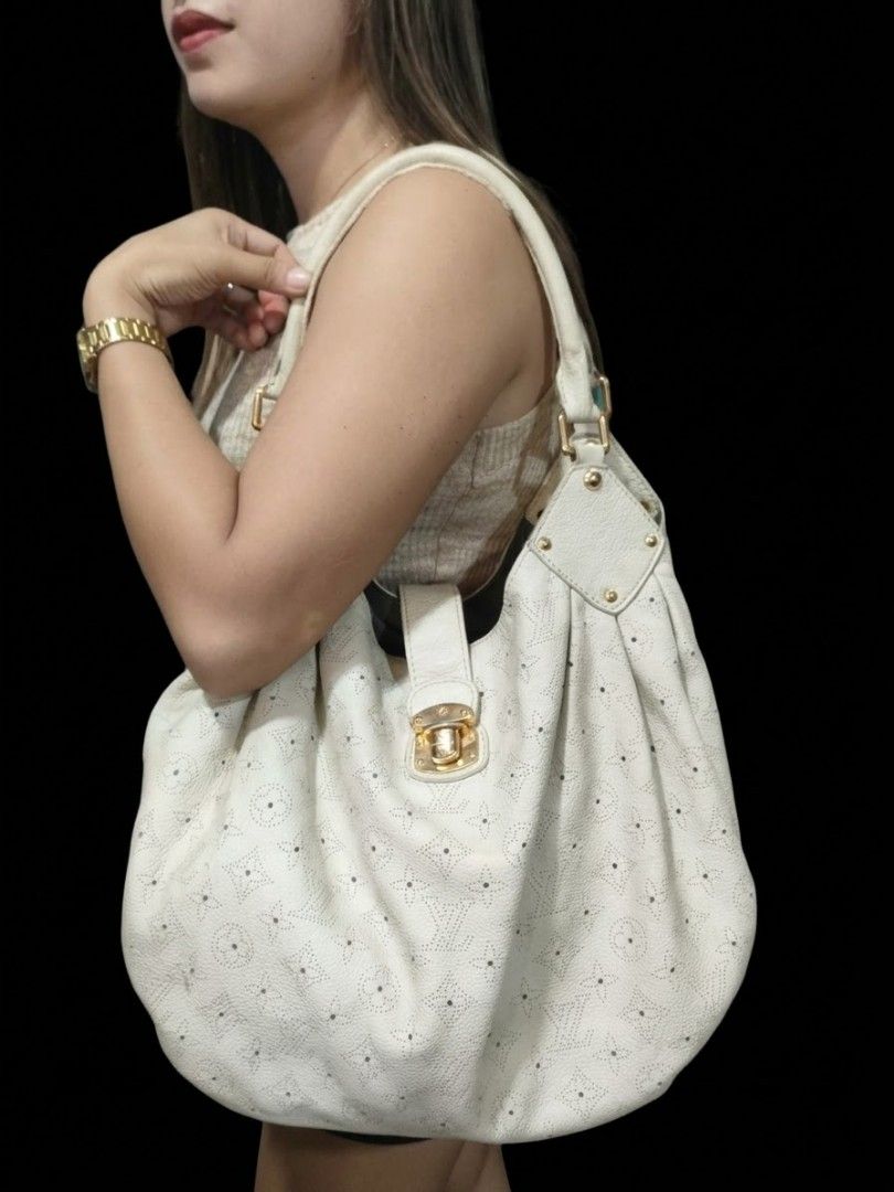 Louis Vuitton (Category: Luxury Bags & Wallets) located in Sindangan. Submitted by branden_line (Listing ID 1466794386, Image 2). Description: Louis Vuitton gold tone hardware coded velvet inside minimal sign of wear like dirt.