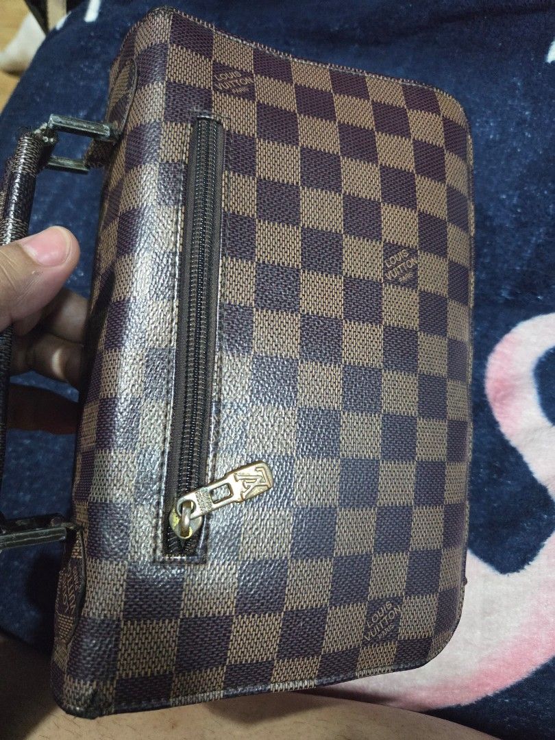 Louis Vuitton Damier Ebene Messenger Bag (Category: Luxury Bags & Wallets) located in Manila. Submitted by misakicakes (Listing ID 1466891220, Image 1). Description: Binili sa Japan 2nd hand store. Pre 1980's daw itong bag and rare na. Wala na daw nito ngayon. Well used may mga flaws na. .