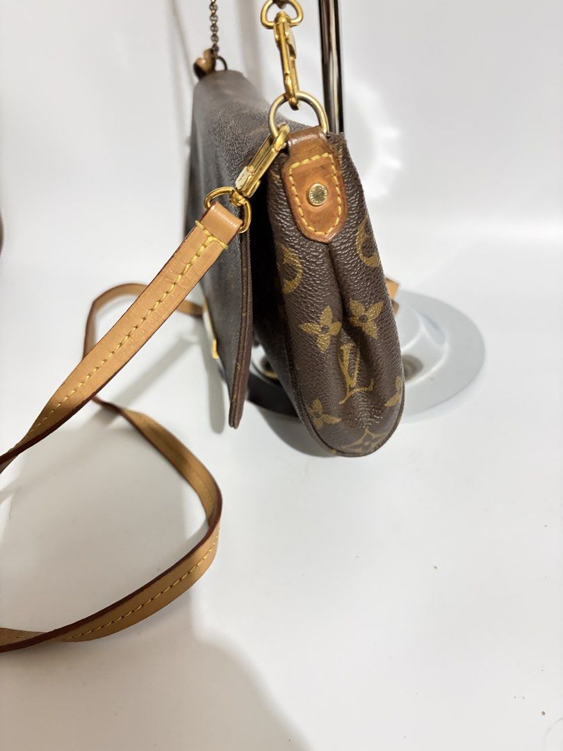 louis vuitton favorite with COA (Category: Luxury Bags & Wallets) located in Bay. Submitted by bunini7 (Listing ID 1466911818, Image 3). Description: selling low with certificate of authenticity .