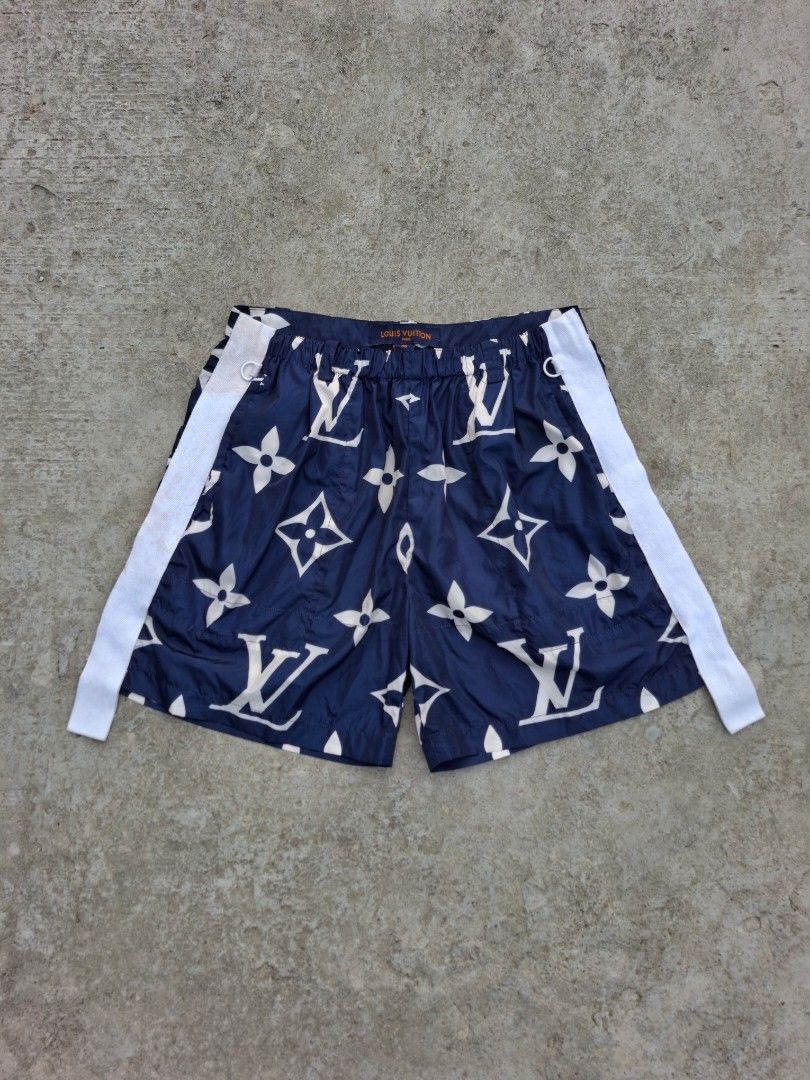 Louis Vuitton LV Escale Bermuda Shorts (Category: Shorts) located in Iloilo. Submitted by mnky.bsns03 (Listing ID 1466888553, Image 1). Description: 9.5/10 Color rate Issue: Missing Accessory 28-34 Waistline 16 Length 13.5 Thigh 12.5 Leg Opening.