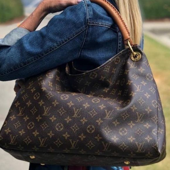 Louis Vuitton Monogram Artsy GM Shoulder bag (Category: Luxury Bags & Wallets) located in Quezon City. Submitted by closet24 (Listing ID 1466806267, Image 3). Description: 8.5/10 Normal Signs of use on strap (no issues/flaws) Signs of use on interior suede Hardware still very gold in color Coated Canvas still excellent condition NO rubs -No scratch on body and corners -smells nice🙂 Inclusion Authentic LV Dust bag Mop bdo/UB/gcash Creditcard paym