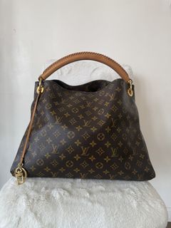 (Category: ) located in . Submitted by closet24 (Listing ID 1466806267, Image 1). Description: .