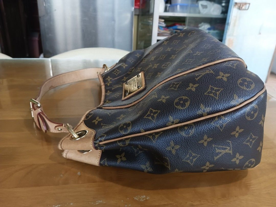 Louis Vuitton Monogram Canvas Shoulder Bag AUTHENTIC (Category: Luxury Bags & Wallets) located in Quezon City. Submitted by katherinehernandez25323 (Listing ID 1466780414, Image 2). Description: - Authentic Louis Vuitton monogram canvas with brown and gold tones - Premium tan leather trim and adjustable shoulder strap - Luxurious gold-tone hardware featuring the LV Inventeur front plaque - Spacious interior perfect for daily essentials - Protecti