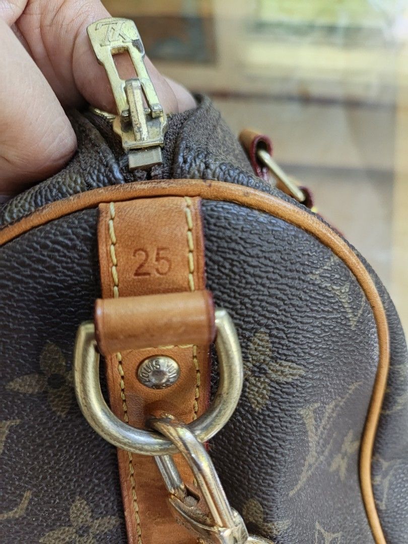 Louis Vuitton Monogram Speedy 25 (Category: Cross-body Bags) located in Pilar. Submitted by perksinukay06 (Listing ID 1466780638, Image 3). Description: A classic brown Louis Vuitton Monogram Speedy 25 sling handbag with rolled vachetta leather handles and gold-tone hardware. A folded umbrella can be fitted inside the bag..