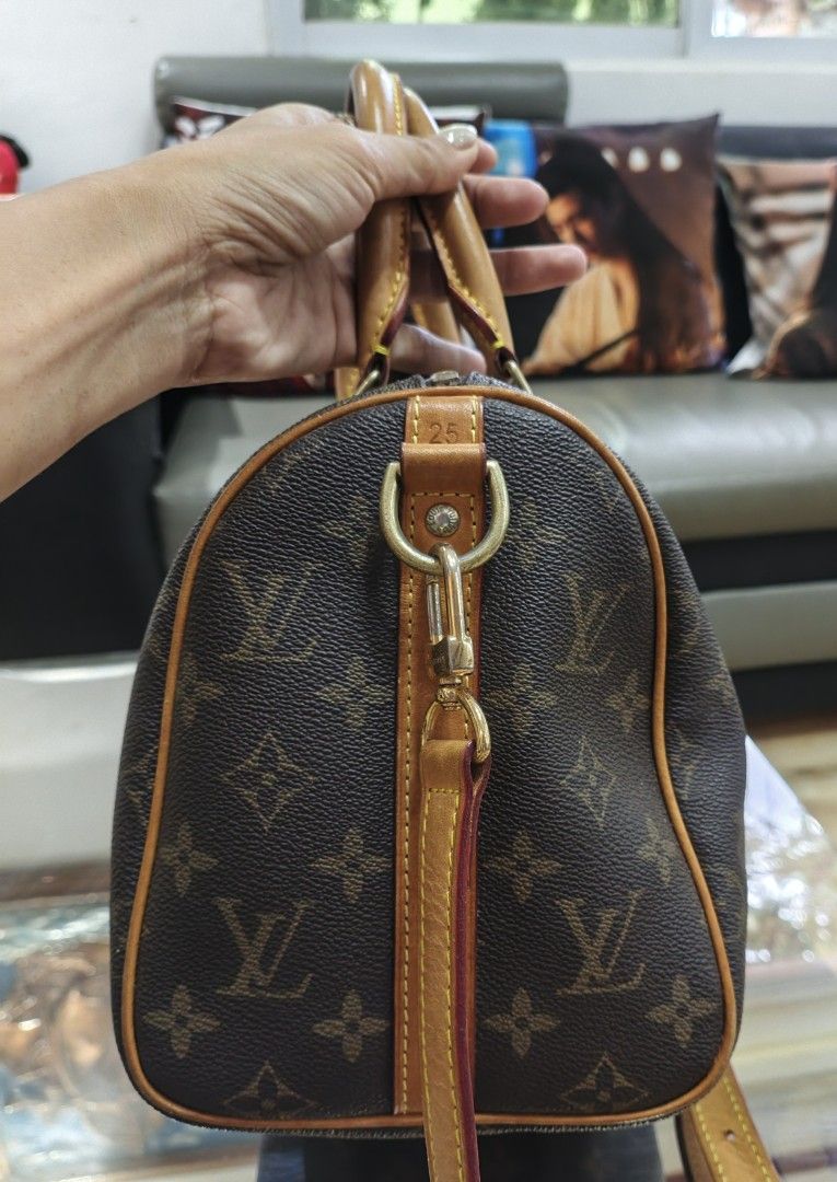 Louis Vuitton Monogram Speedy 25 (Category: Cross-body Bags) located in Pilar. Submitted by perksinukay06 (Listing ID 1466780638, Image 2). Description: A classic brown Louis Vuitton Monogram Speedy 25 sling handbag with rolled vachetta leather handles and gold-tone hardware. A folded umbrella can be fitted inside the bag..
