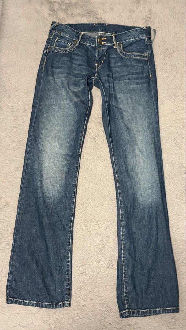 Low-rise Vintage Flared Jeans (Category: Jeans) located in Rizal. Submitted by katrinpascual (Listing ID 1466966567, Image 1). Description: - Style: Flared fit, low-rise waist Waist: 28” low rise Length: 39” Front rise: 7” Leg Opening: 8” bought from IG RFS: doesnt fit me.