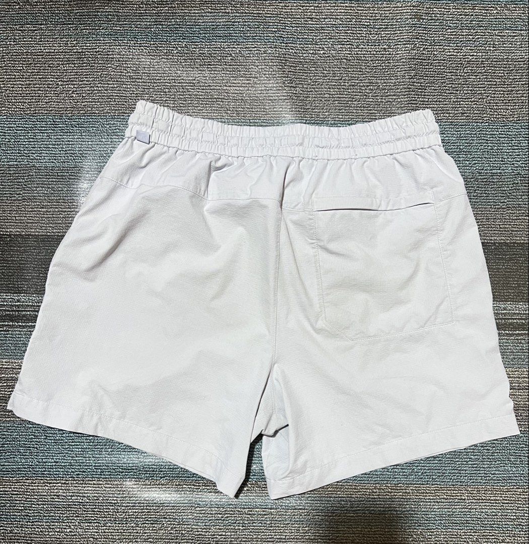 Lululemon Bowline Short 5” (Category: Shorts) located in Cebu City. Submitted by mark24anth29233 (Listing ID 1466968267, Image 3). Description: Authentic Size: Large W30-34 L16 Very good condition Issue: may pinhole see last pic not visible pag sinuot.