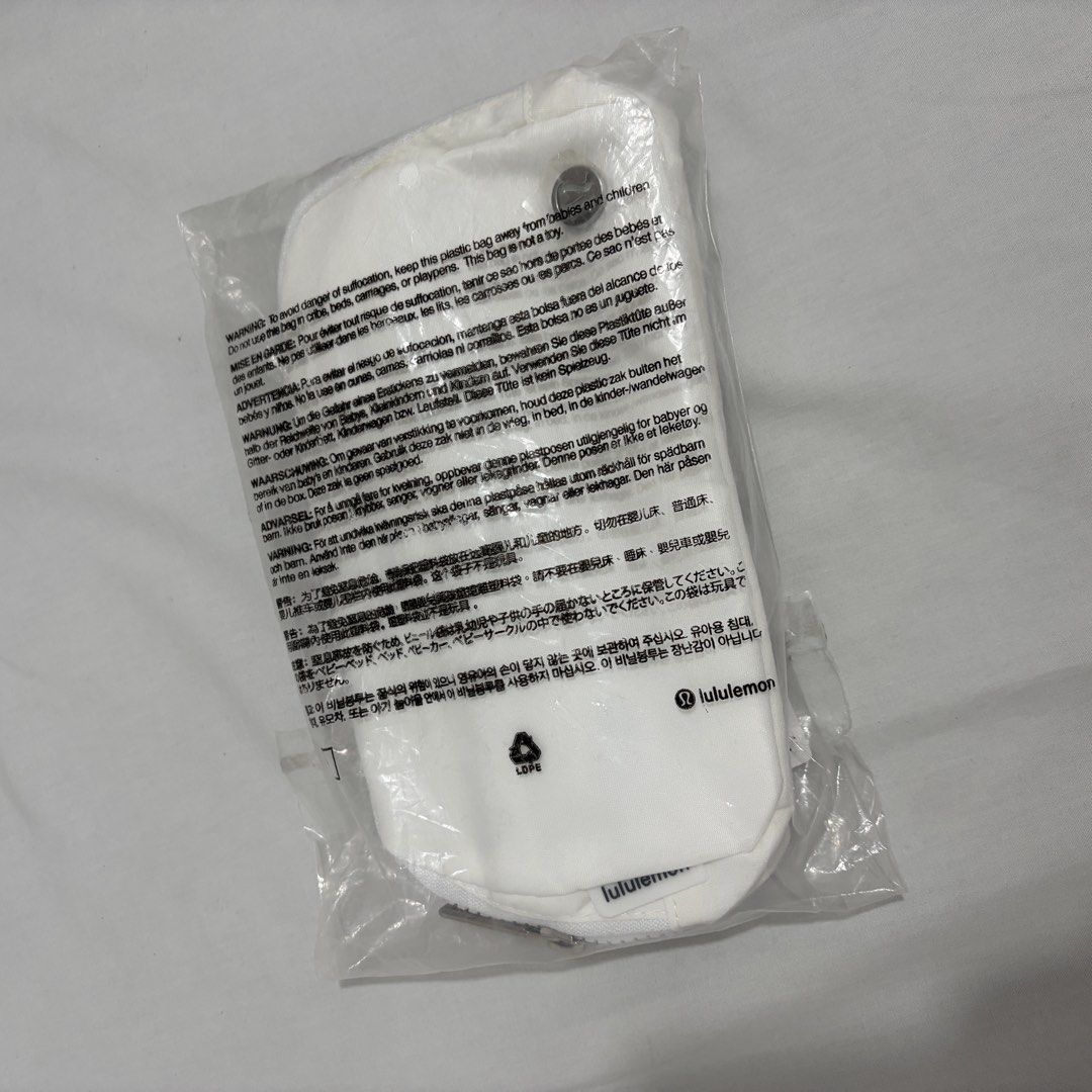 Lululemon Everywhere Bag (Category: Cross-body Bags) located in Caloocan City. Submitted by purpleskies14 (Listing ID 1466871328, Image 3). Description: -Lululemon everywhere belt bag - Price is negotiable .