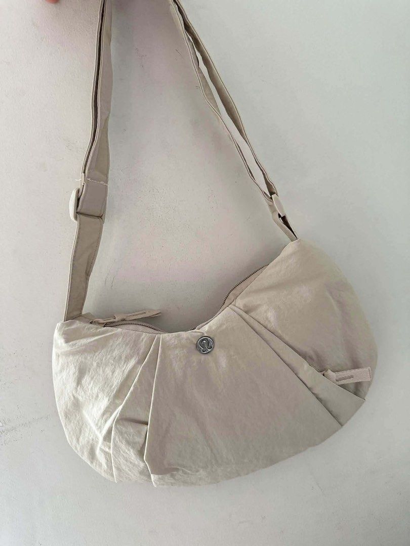 Lululemon Moon Sling Bag (Category: Cross-body Bags) located in Manila. Submitted by YSABELLE_MARGARETTE (Listing ID 1466816014, Image 3). Description: j&t nationwide or lalamove courier around manila PAYMENT FIRST THRU BANK OR GCASH.
