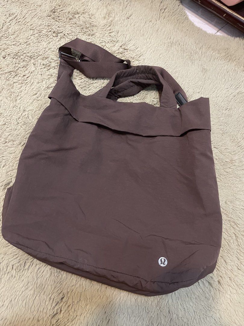 Lululemon On My Level bag (Category: Tote Bags) located in Bulacan. Submitted by nikkiac3 (Listing ID 1466968580, Image 2). Description: Yung buckle lang ang sira pero nalolock la rin.
