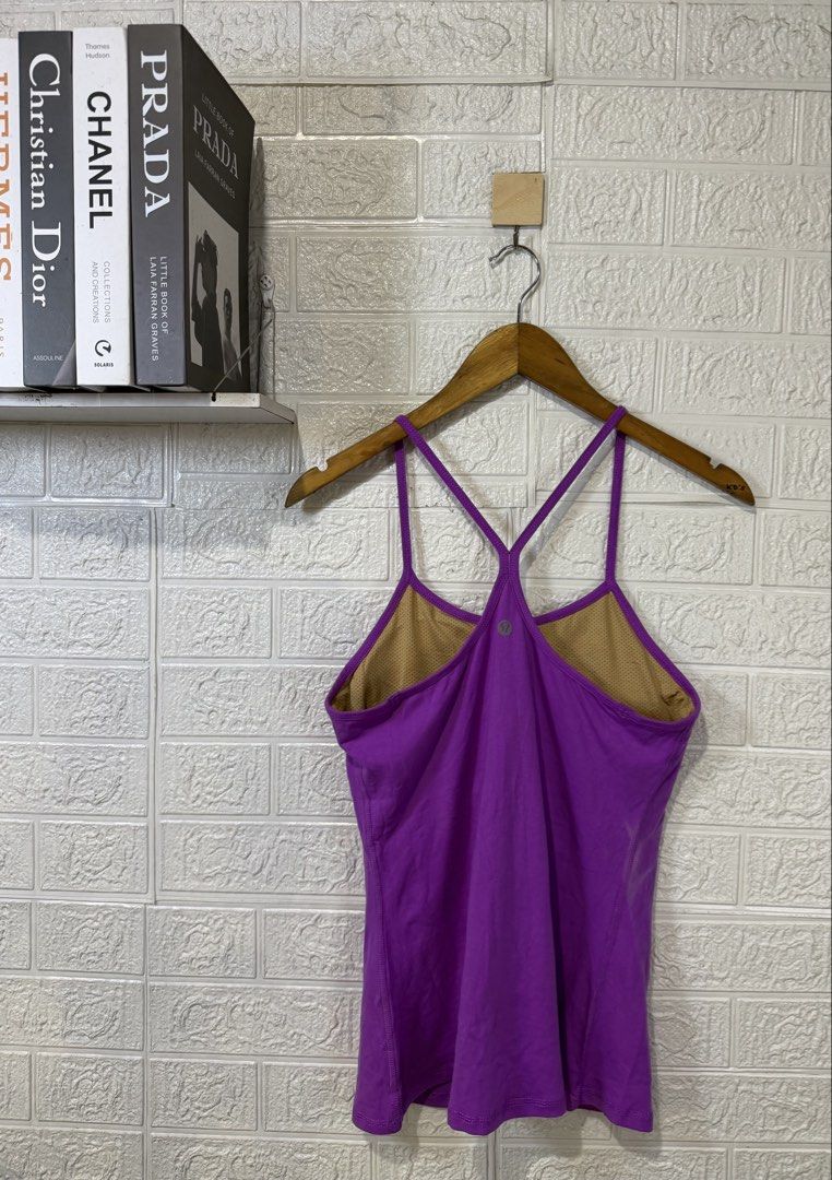 LULULEMON POWER Y TANK TOP (Category: Sleeveless) located in Baguio. Submitted by kds_stuffs (Listing ID 1466796197, Image 2). Description: Mine: 400 📍LULUL3M0N power y tank top 😍 Padded na to mga madam ✨ Size: S-L Color rate: 9/10 Issue: minimal disco, see last pic Excellent condition Need wash Gandara neto 💗.