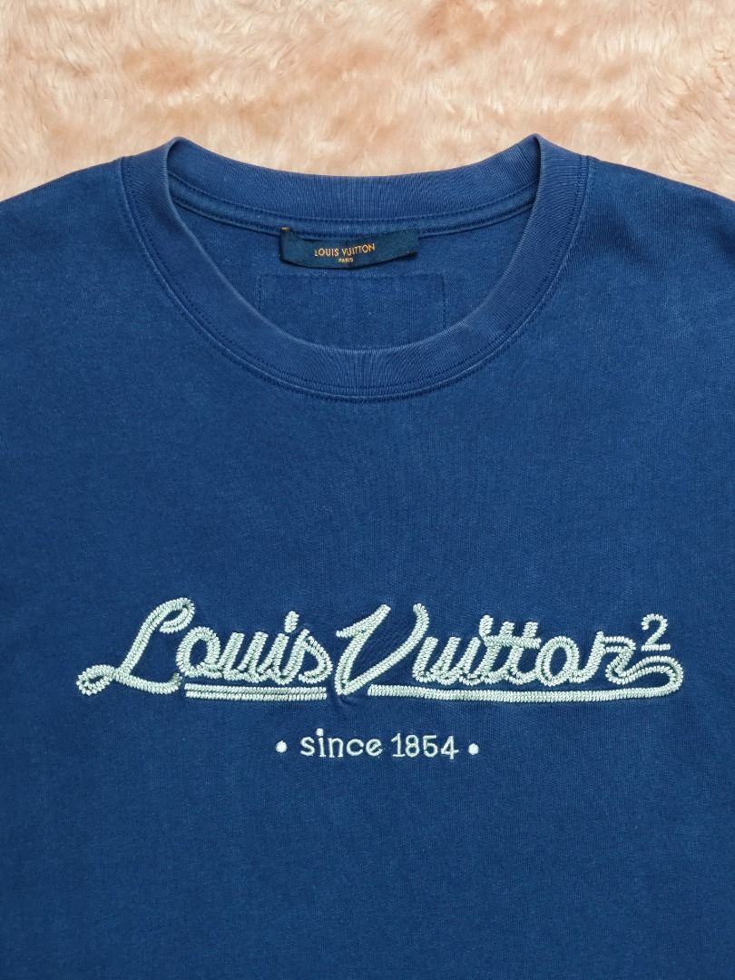 LV ADULT TEE (Category: Tshirts & Polo Shirts ) located in Imus. Submitted by eykc01 (Listing ID 1466919598, Image 3). Description: VERY GOOD CONDITION DISCOLORATION ON COLLAR, BARELY NOTICEABLE.
